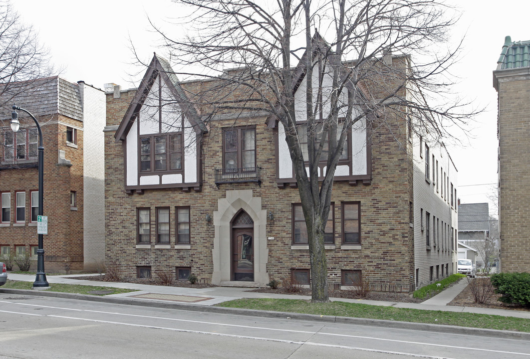 3546 N Oakland Ave in Milwaukee, WI - Building Photo