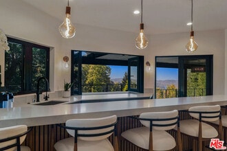 654 Cumberland Dr in Lake Arrowhead, CA - Foto de edificio - Building Photo