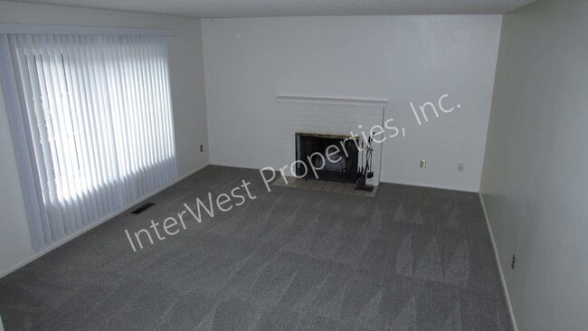 7025-7025 SW Canyon Rd in Portland, OR - Building Photo - Building Photo