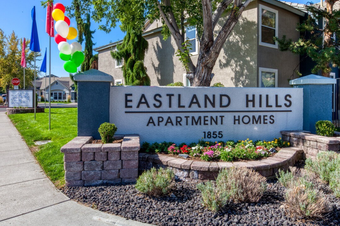 EASTLAND HILLS APARTMENTS in Sparks, NV - Foto de edificio