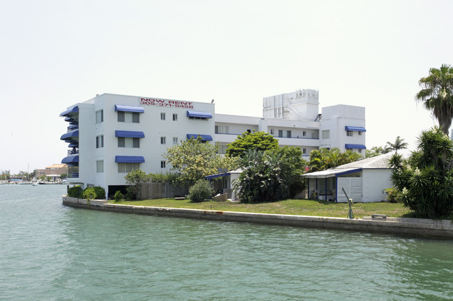 Venetian Isle Apartments in Miami Beach, FL - Foto de edificio - Building Photo