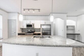 8877 Lakes at 610 Dr in Houston, TX - Building Photo - Building Photo