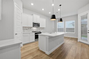 719 Sandy Bay Ln in Clear Lake Shores, TX - Building Photo