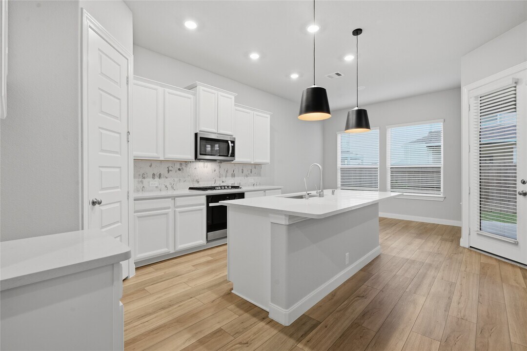 719 Sandy Bay Ln in Clear Lake Shores, TX - Building Photo