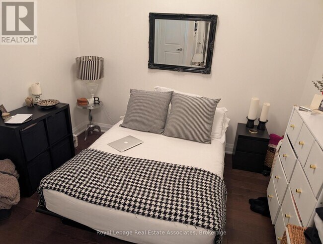 11 Bronte Rd in Oakville, ON - Building Photo - Building Photo