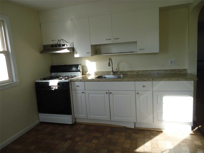 560 E Park Ave-Unit -Upper in Long Beach, NY - Building Photo - Building Photo