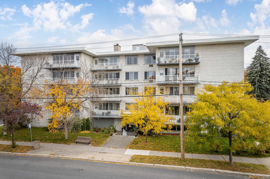 3950 Broadway Rue in Montréal, QC - Building Photo