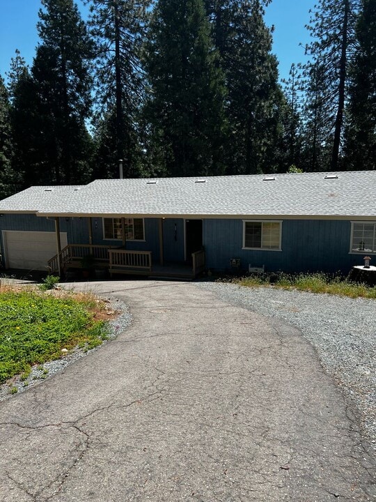 19317 Woodridge Dr in Pioneer, CA - Building Photo