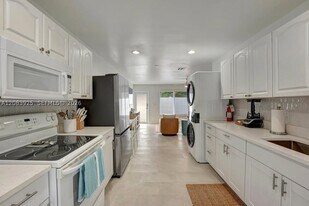 1319 SW 30th St in Fort Lauderdale, FL - Building Photo