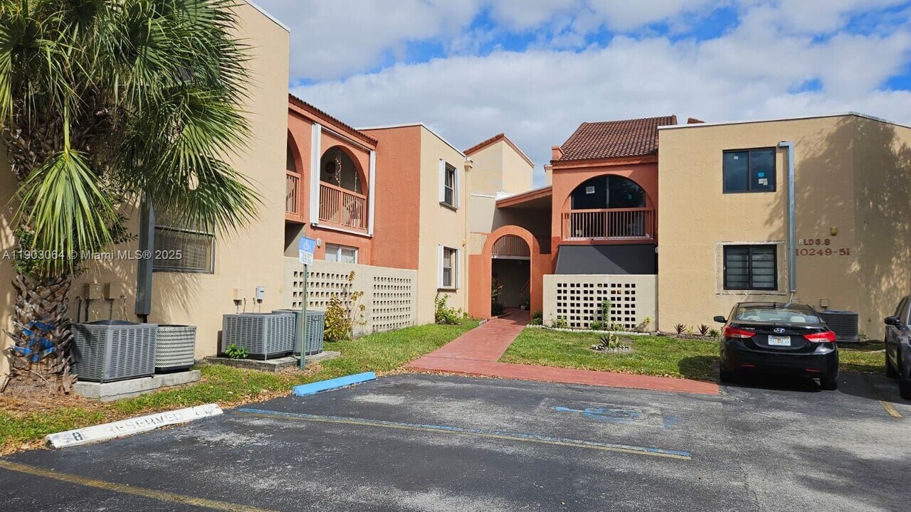 10249 NW 9th St in Miami, FL - Building Photo
