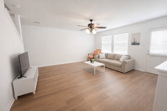 1011 Ranchero Rd in Leander, TX - Foto de edificio - Building Photo