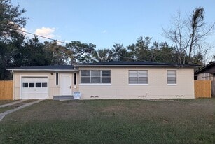 2211 Tegner Dr in Jacksonville, FL - Building Photo