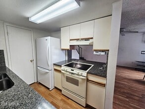 5446 W Sheena Dr in Glendale, AZ - Building Photo - Building Photo
