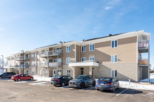 300 Monseigneur-Bourget Rte in Lévis, QC - Building Photo - Building Photo