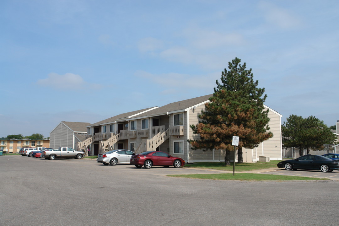 Sugar Creek Apartments in Wichita, KS - Building Photo