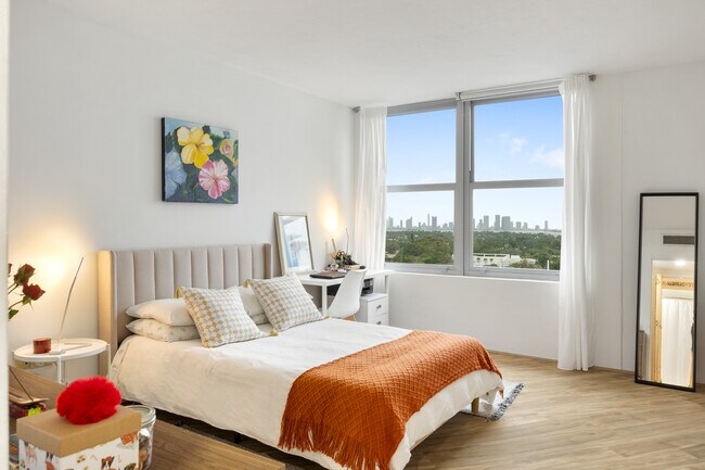 2899 Collins Ave, Unit 1638 in Miami Beach, FL - Building Photo - Building Photo