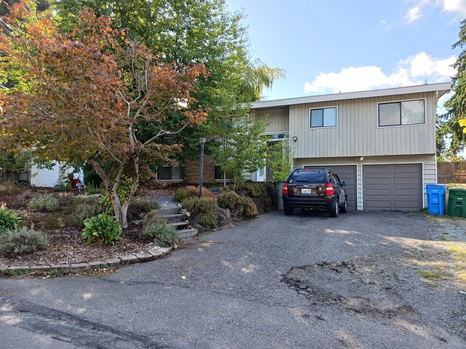 127 NE 164th St, Unit upper in Shoreline, WA - Building Photo