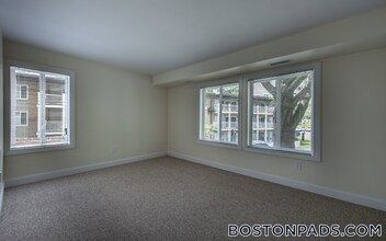 2 Westgate Dr in Woburn, MA - Building Photo - Building Photo