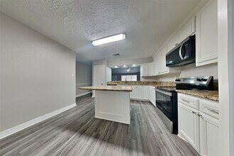 12015 Woolford Dr in Houston, TX - Foto de edificio - Building Photo