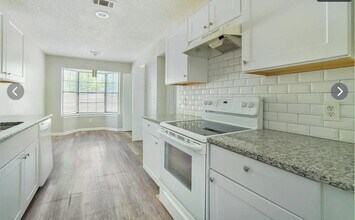 926 Amberly Dr in Norcross, GA - Foto de edificio - Building Photo