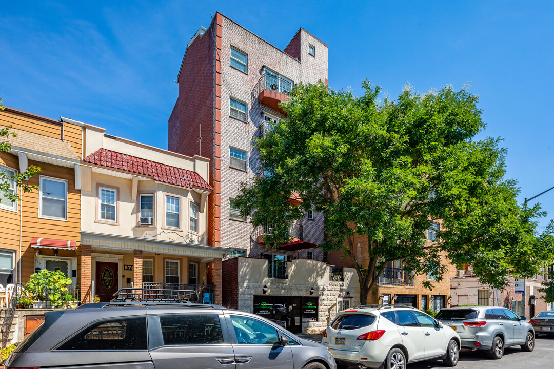 977 E 12th St in Brooklyn, NY - Foto de edificio