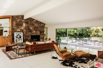 8501 Allenwood Rd in Los Angeles, CA - Building Photo - Building Photo