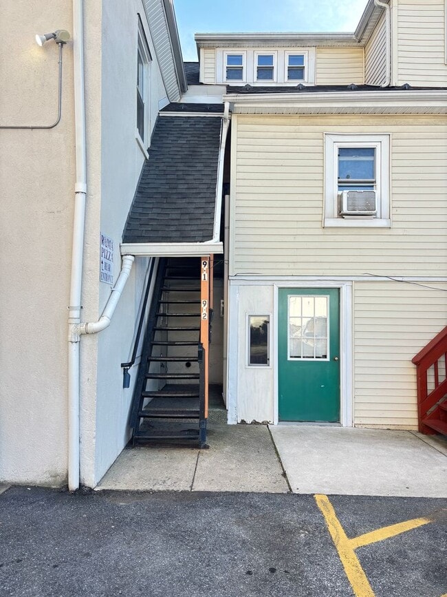 9 W Water St in Hellertown, PA - Building Photo - Building Photo