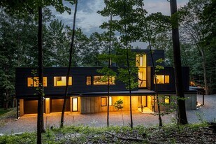 40 Rue Mont Aki in Bromont, QC - Building Photo