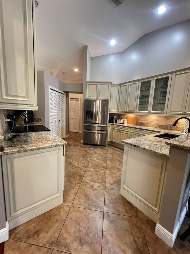 9421 Old Hickory Cir in Ft. Myers, FL - Building Photo - Building Photo