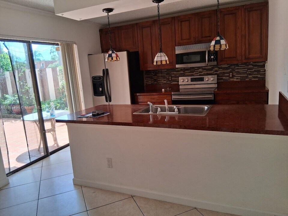 8369 N Coral Cir in North Lauderdale, FL - Foto de edificio