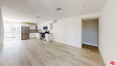 953 Mariposa Ave in Los Angeles, CA - Building Photo - Building Photo