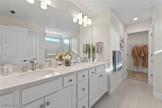 2147 Yellowfin Cir in Naples, FL - Foto de edificio - Building Photo