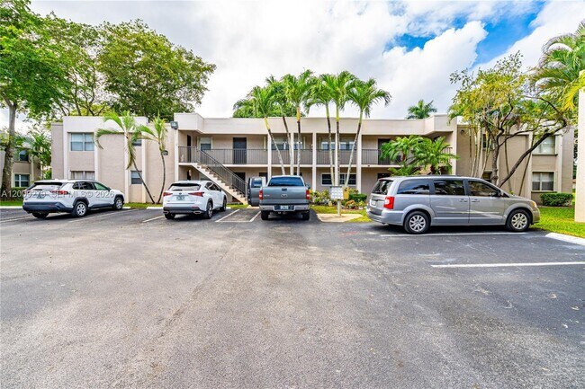 8513 Old Country Manor in Davie, FL - Building Photo - Building Photo