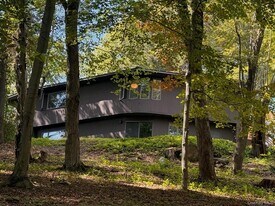 28 Philipse Brook Rd in Garrison, NY - Building Photo