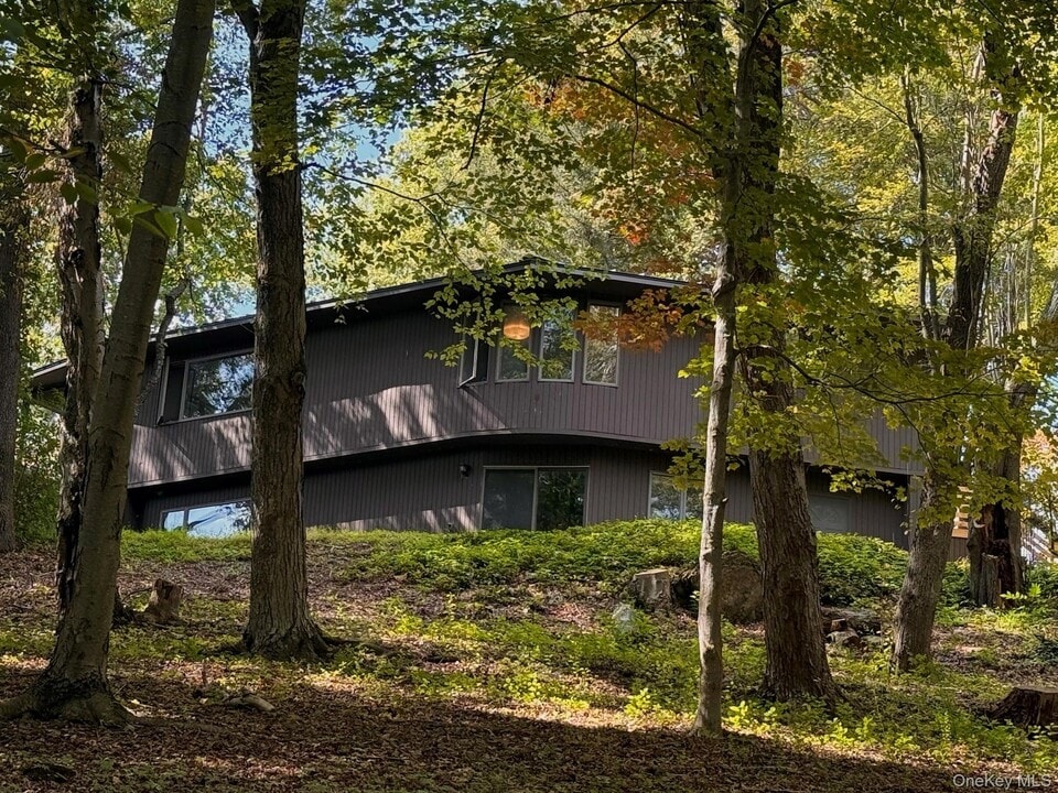 28 Philipse Brook Rd in Garrison, NY - Building Photo