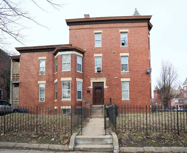 1301 Harvard St NW in Washington, DC - Foto de edificio - Building Photo