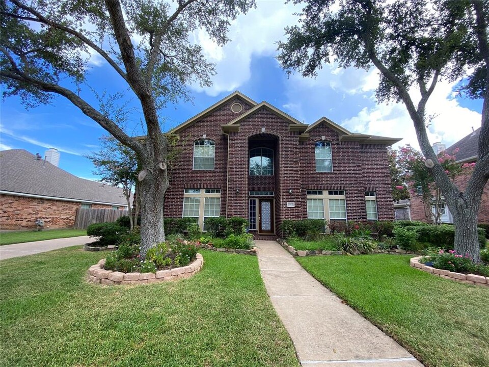 2402 N Lake Front Dr in League City, TX - Foto de edificio