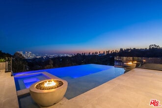 9406 Lloydcrest Dr in Beverly Hills, CA - Building Photo - Building Photo