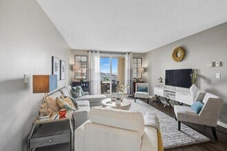 300 S Duval St in Tallahassee, FL - Foto de edificio - Building Photo