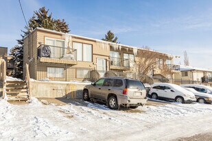 7 Huntington Park Pl NW in Calgary, AB - Building Photo