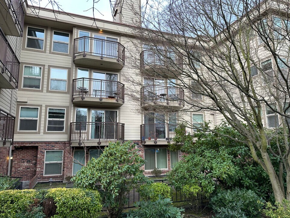 566 Prospect St in Seattle, WA - Building Photo