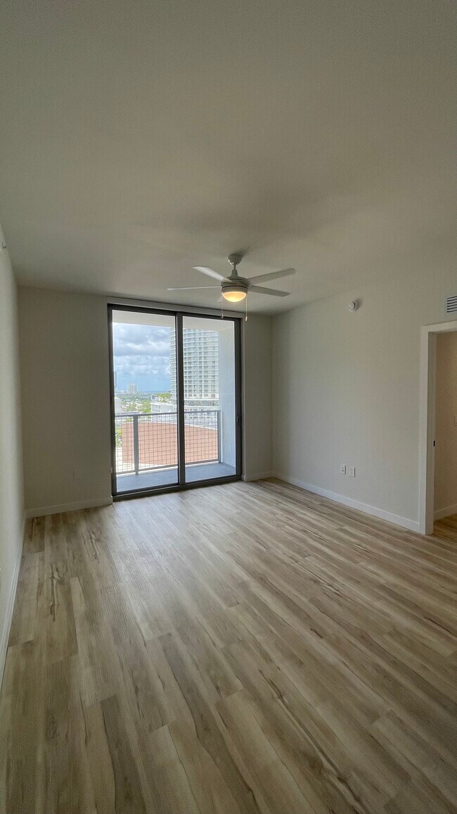 529 SW 3rd St, Unit C1 in Miami, FL - Foto de edificio - Building Photo