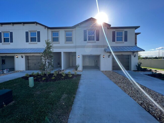 14354 Easy Goer St in Sun City Center, FL - Foto de edificio - Building Photo