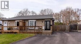2257 Hanbury Ct in Burlington, ON - Building Photo