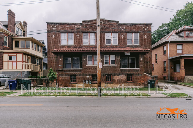 2070 Indianola Ave in Columbus, OH - Foto de edificio - Building Photo