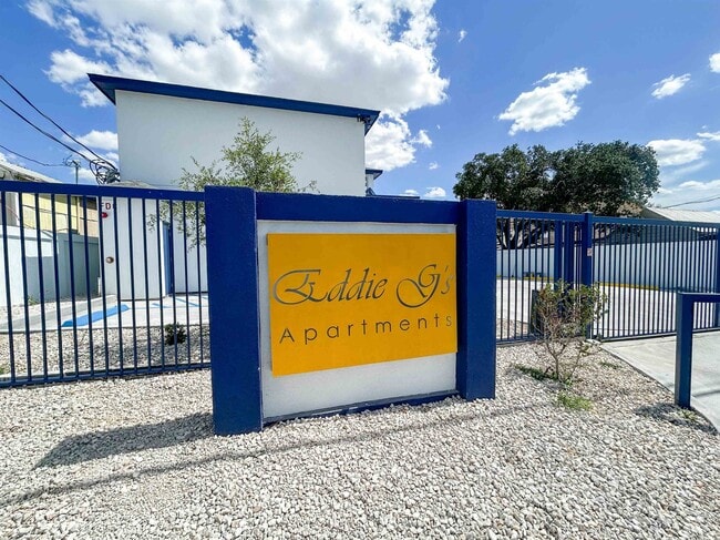 615 E Lane St in Laredo, TX - Building Photo - Building Photo