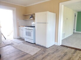 738 N Waterloo St, Unit 3 in Jackson, MI - Building Photo