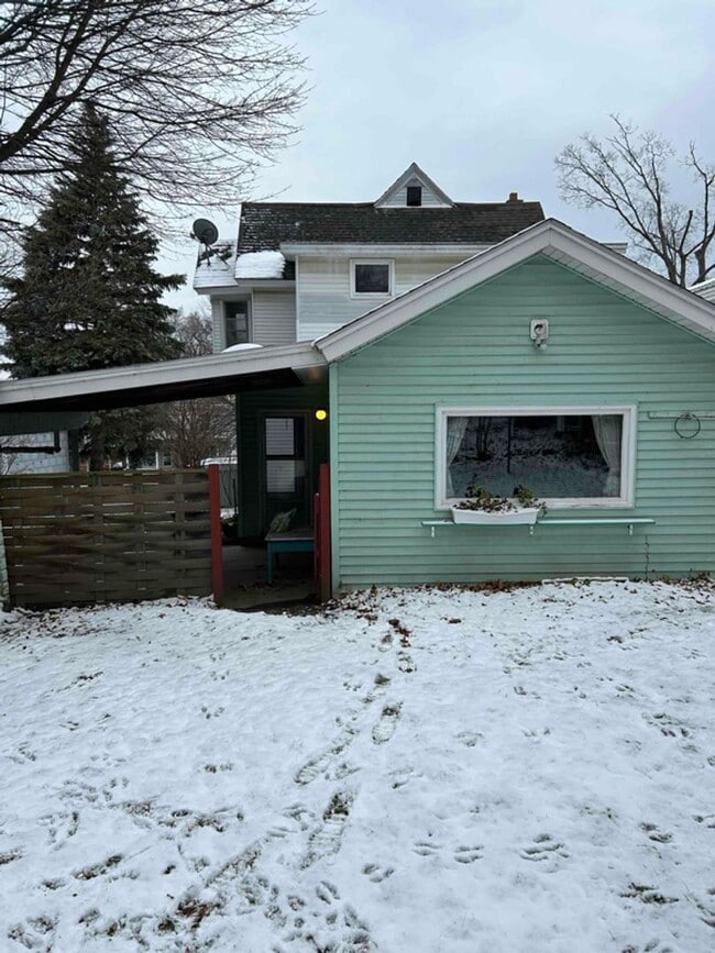 201 E 5th St in Oswego, NY - Building Photo - Building Photo