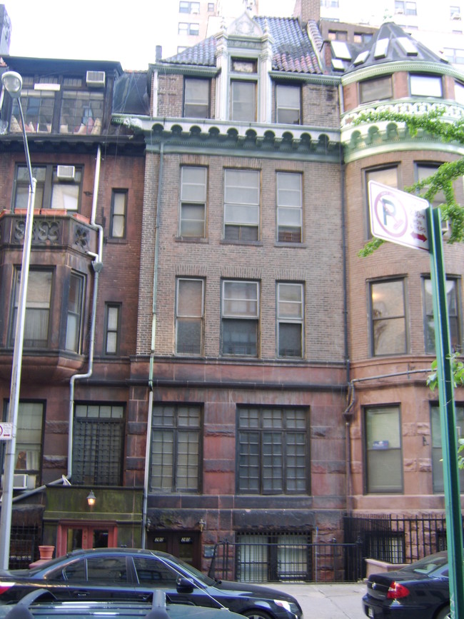 260 W 73rd St in New York, NY - Building Photo - Building Photo