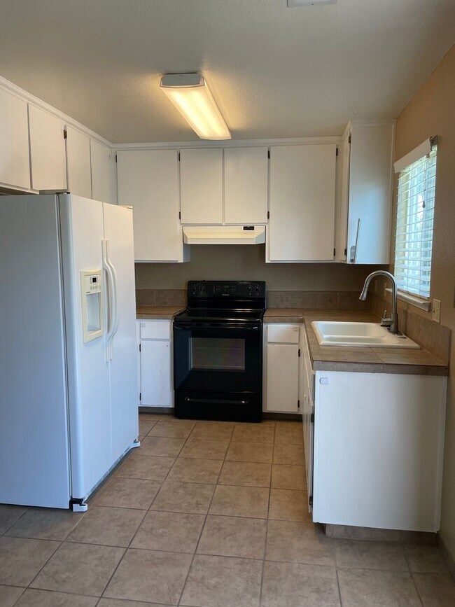 402 S 2nd Ave in Oakdale, CA - Building Photo - Building Photo